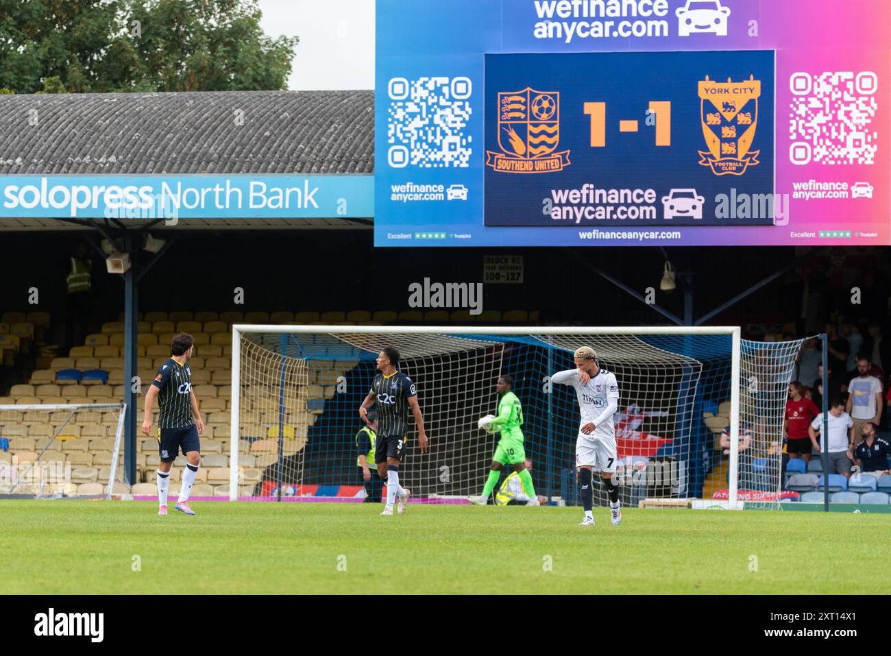 Southend Utd gegen York City 2024-25 Vanarama National League in der Roots Hall. Das erste Spiel unter dem neuen COSU-Besitzer führte zu einem Unentschieden von 1-1. Neue Anzeigetafel Stockfoto