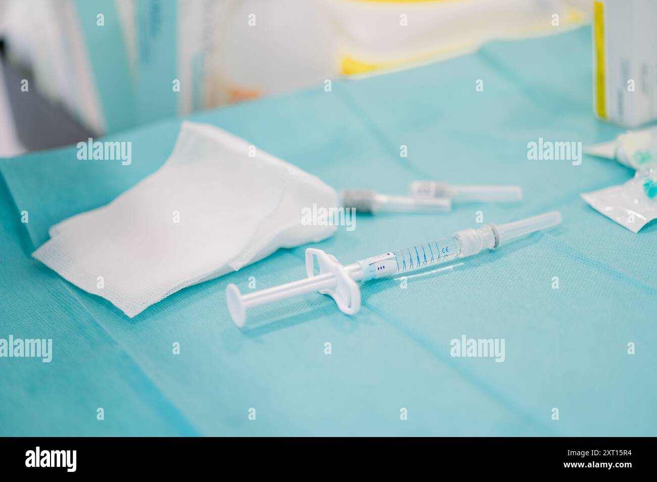 Medizinische Spritzen und ein steriles Mullpad für Hyaluronsäure-, botox- und Fadenlift-Verfahren in einer ästhetischen Klinik Stockfoto Medizinische Spritzen und ein steriles Mullpad für Hyaluronsäure-, botox- und Fadenlift-Verfahren in einer ästhetischen Klinik Stockfoto