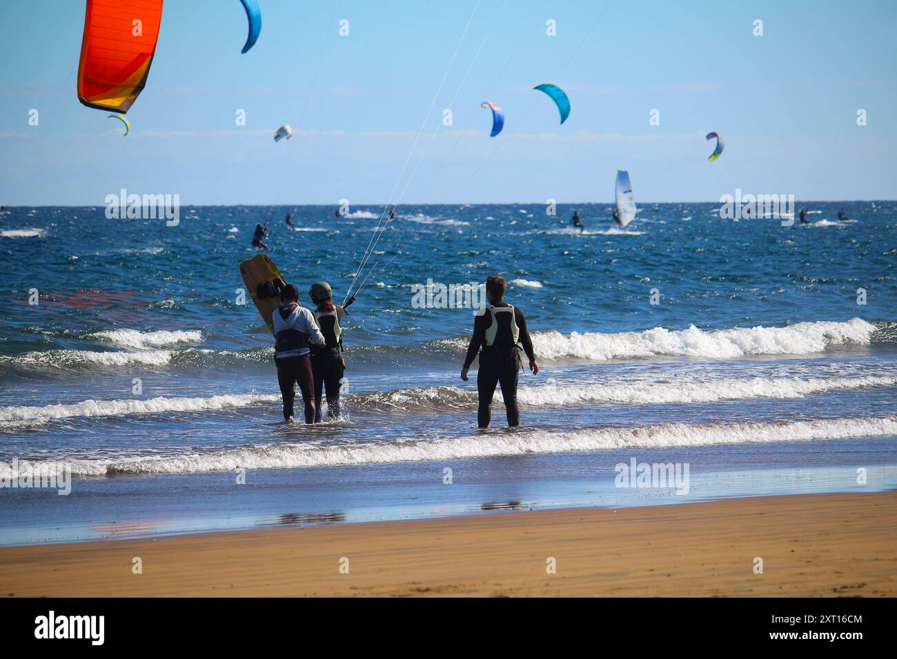 Lehrer und Studenten während Kitesurfkursen am Strand des Atlantischen Ozeans (Teneriffa, Spanien) Stockfoto