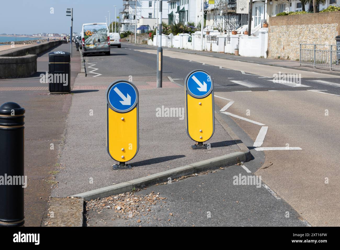 Halten Sie am Straßenrand die Schilder rechts Stockfoto