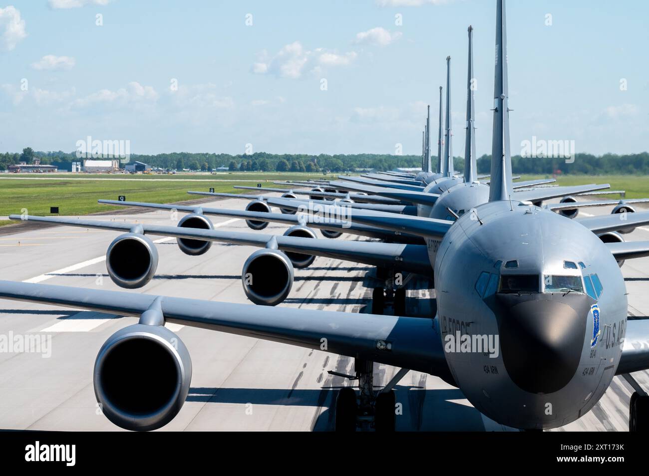 Acht KC-135R Stratotanker, die dem 434. Luftbetankungsflügel zugeordnet sind, nehmen am 7. Juni 2024 an einem Elefantenspaziergang „Formation Friday“ Teil, Grissom Air Rese Stockfoto