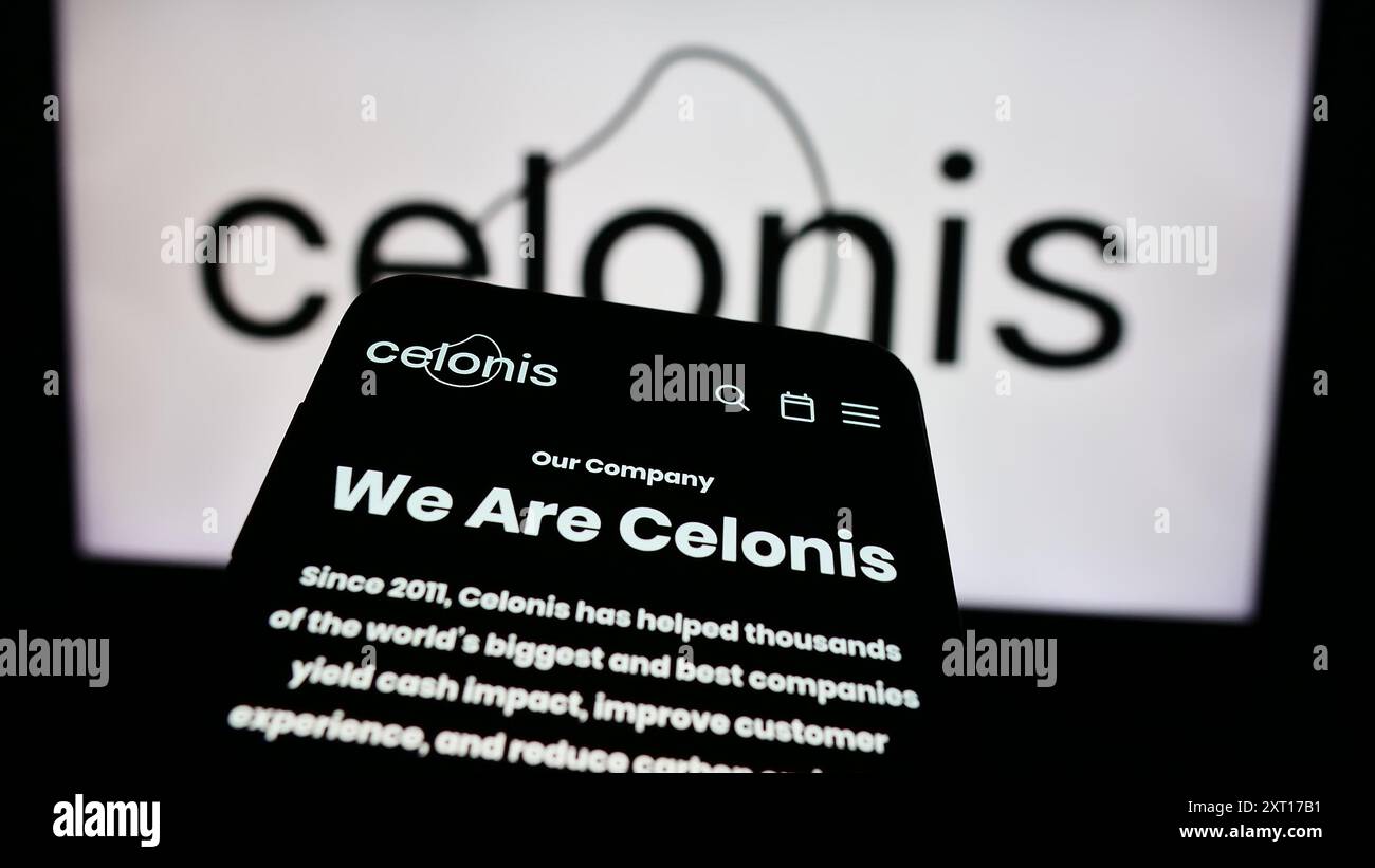 Mobiltelefon mit Website des Datenverarbeitungssoftware-Unternehmens Celonis SE vor dem Firmenlogo. Fokussieren Sie sich oben links auf der Telefonanzeige. Stockfoto