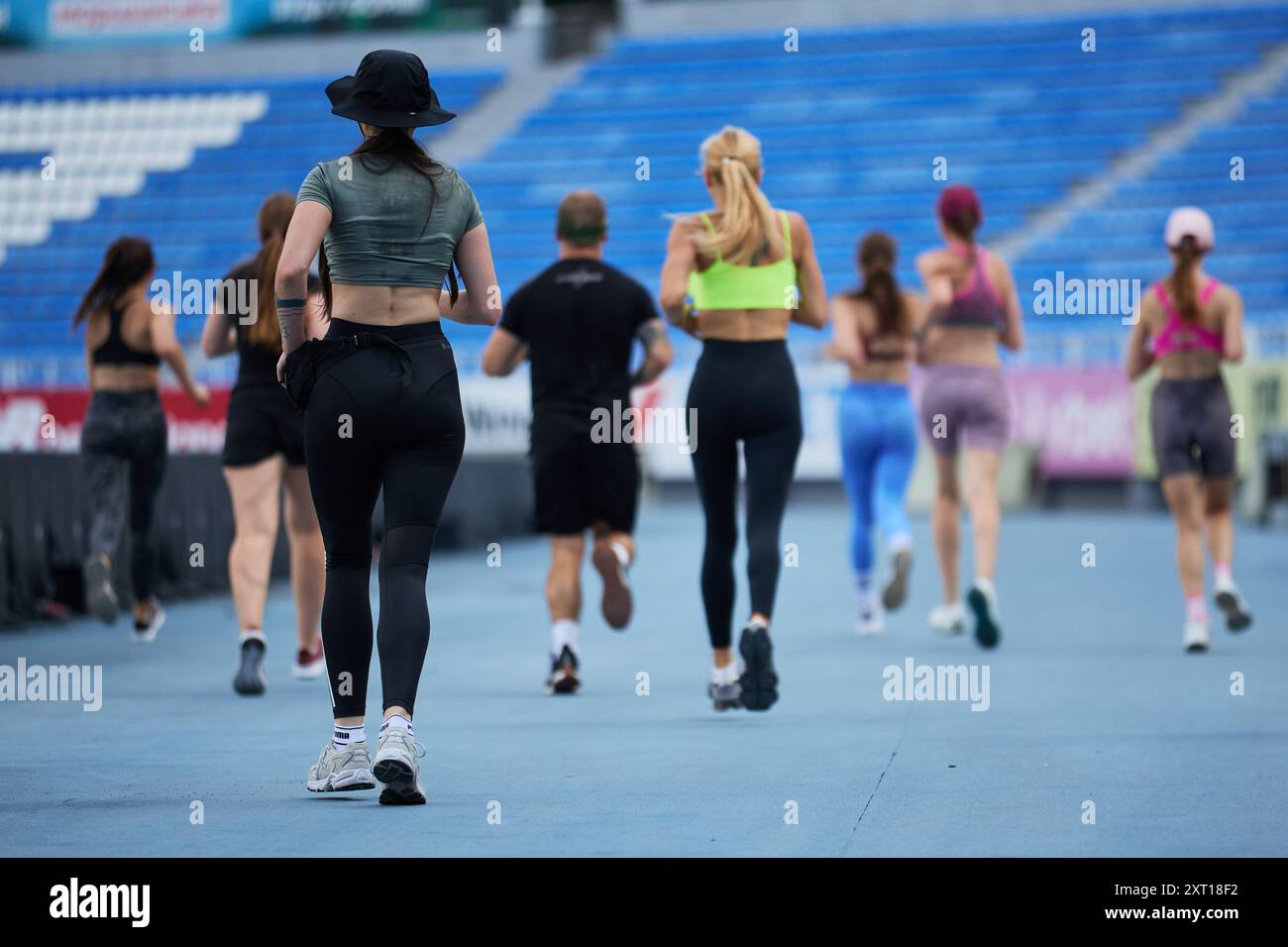 Gruppe ukrainischer Frauen, die einen Marathon während einer Wohltätigkeitsveranstaltung laufen. Kiew - 10. August 2024 Stockfoto