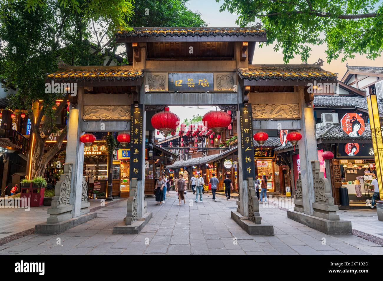 Chonqing, China - 7. Mai 2024: Antike Stadt Ciqikou, eine berühmte Touristenattraktion in Chonqing. Stockfoto