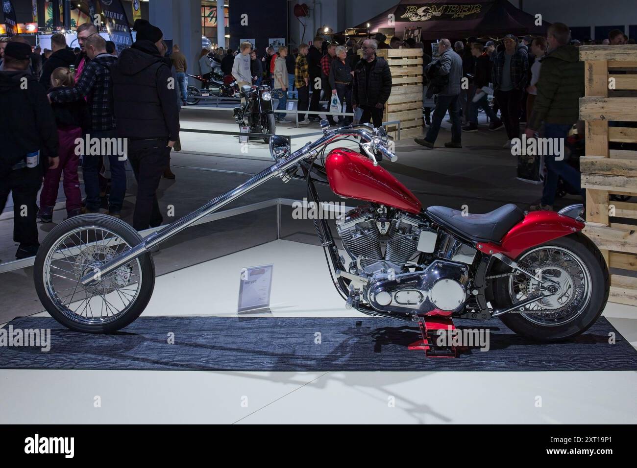 Pasila, Helsinki, Finnland – 3. Februar 2024: Custom Chopper Motorrad auf der MP 24 Motorcycle Fair in Messukeskus Helsinki. Stockfoto