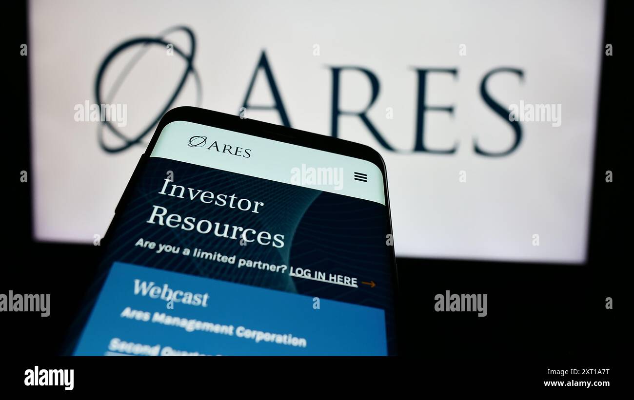 Smartphone mit Website der US-amerikanischen Investmentgesellschaft Ares Management Corporation vor dem Geschäftslogo. Fokussieren Sie sich oben links auf der Telefonanzeige. Stockfoto