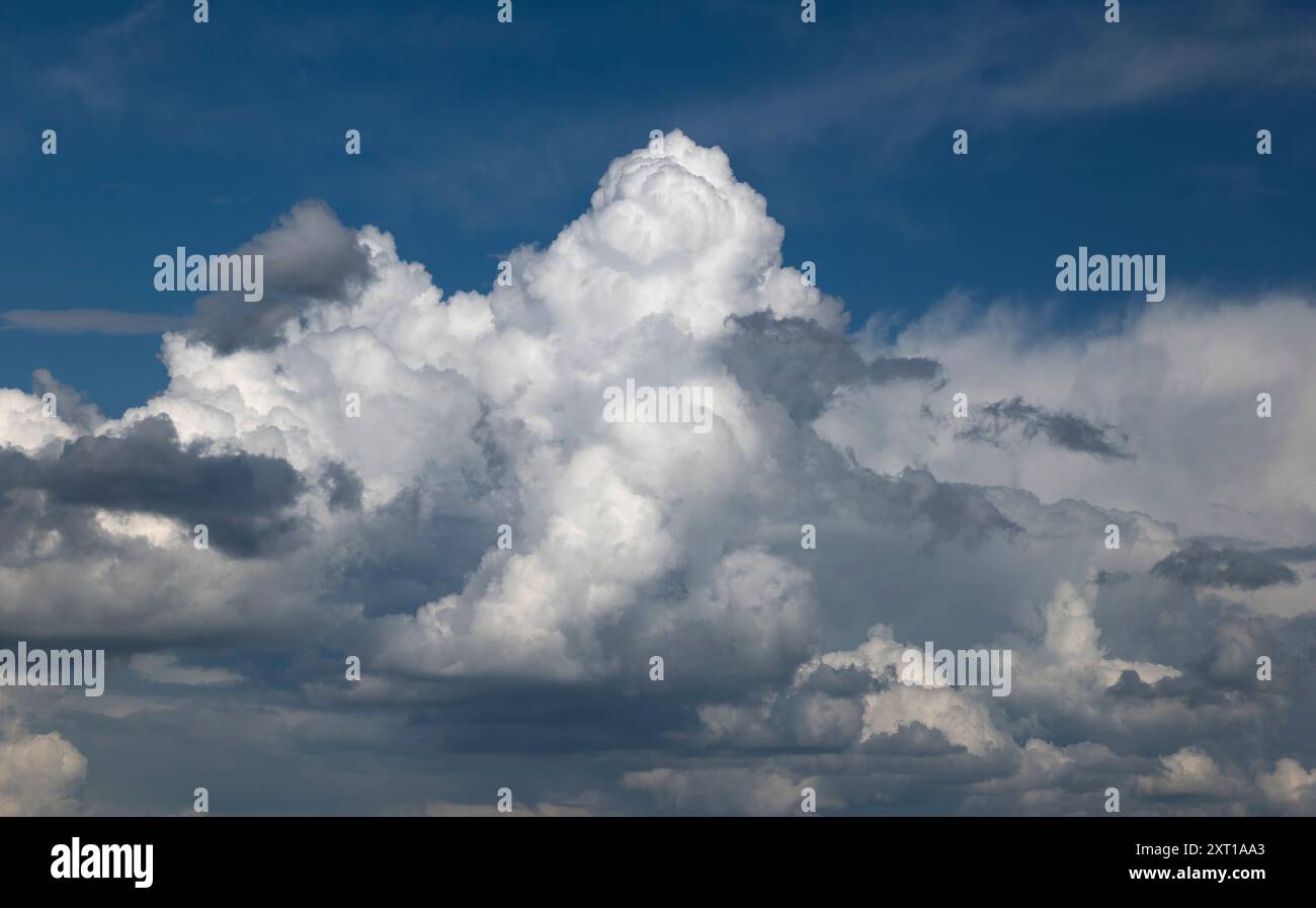 Malerische Landschaft mit Wolken über blauem Himmel. Stockfoto