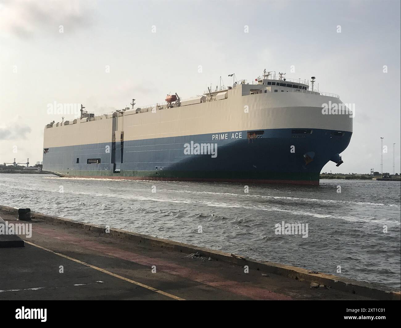 DAS RORO-SCHIFF NÄHERT SICH DEM LIEGEPLATZ ZUR ENTLADUNG. Stockfoto