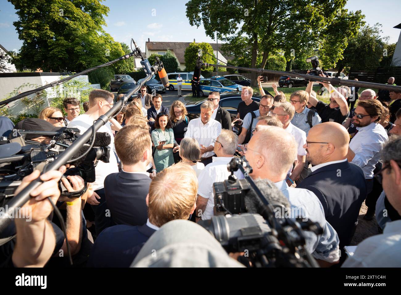 Besichtigung Einfamilienhaus mit PV-Anlage und Erneuerbare Heizung der Firma 1KOMMA5Â der Bundesminister im Gespräch mit der Hauseigentümerin Roswitha Mende zu den Themen Smartmeter, Wärmepumpe und erneuerbare EnergienReise unter dem Motto Nachgefragt Bundesminister Robert Habeck informiert sich vor Ort zum Thema Erneuerbares Heizen, Laatzen Niedersachsen Deutschland Theodor-Strom-Straße *** Besuch eines Einfamilienhauses mit PV-Anlage und erneuerbarer Heizung von 1KOMMA5 der Bundesminister im Gespräch mit Hauseigentümerin Roswitha Mende zu den Themen Smart Meter, Wärmepumpen und erneuerbare Energie Stockfoto