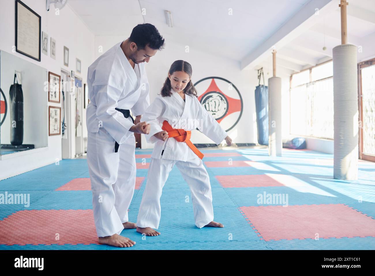 Kind, Lehrer oder Praxis im Dojo für Kampfkunst, Training oder Kampfübung für Karateunterricht. Lernen Sie Fähigkeiten, Krieger oder Judomeister mit Stockfoto