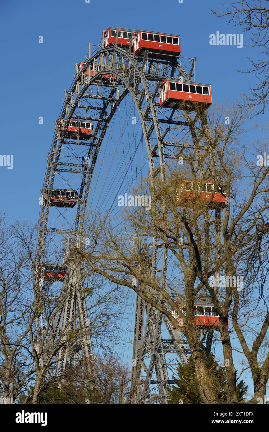 Das berühmte Wiener Riesenrad mit seinen berühmten roten Gondeln am Eingang des Vergnügungsparks Prater Stockfoto