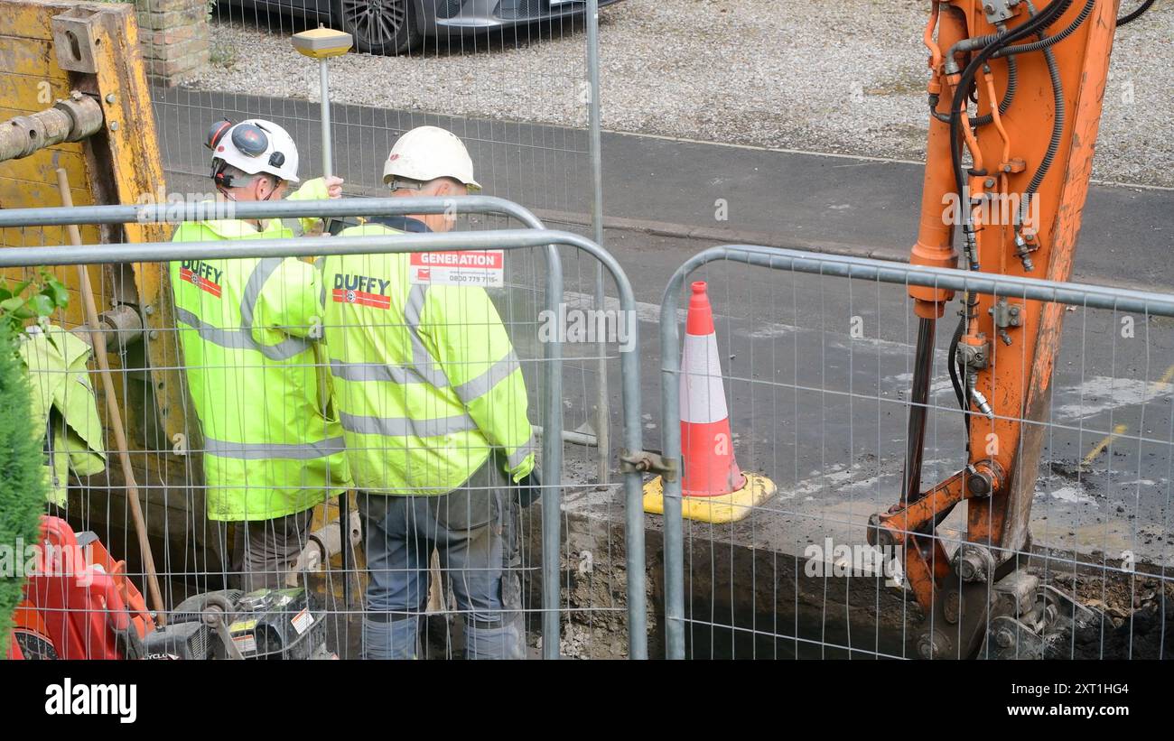 Vermesser benutzte Theodolith beim Einbau einer neuen Rohrleitung unter der Hauptstraße, um die Überschwemmung im Dorf ellerton York Yorkshire zu stoppen Stockfoto