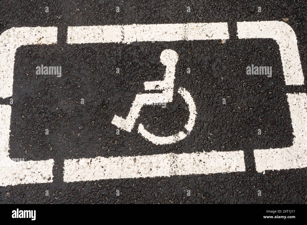 Schild für Behinderte Parken auf grauem Asphalt in weißer Farbe. Vision: Integrative Gesellschaft. Hochwertige Fotos Stockfoto