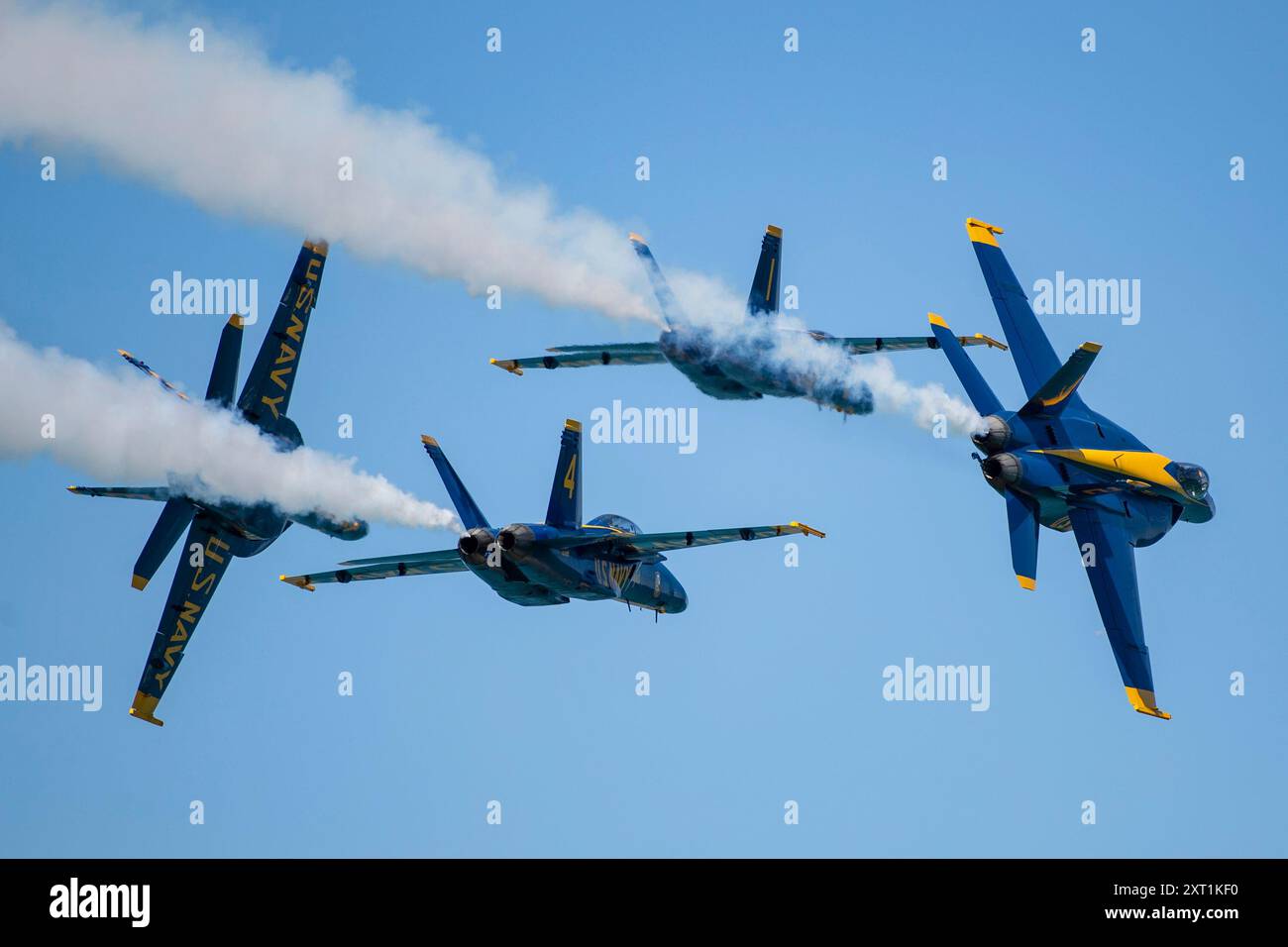 10. August 2024: Die US Navy Flight Demonstration Squadron Blue Angels Boeing F/A-18 Super Hornet führt im Rahmen der Kunstflugdemonstration auf der Chicago Air and Water Show 2024 von Mike Wulf/CSM ein Ausbruchmanöver über dem Lake Michigan durch Stockfoto