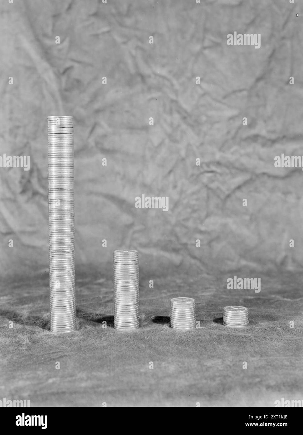 Tatsächlich 09-1951: Ich habe kein Geld. Ausgehend von den sogenannten Durchschnittspreisen gibt der Sozialökonom Kjell Holler hier einen Überblick über die Preis- und Lohnerhöhung im vergangenen Jahr. Der Wochenlohn für Erwachsene Männer in der Industrie belief sich im Jahr 1949 auf 137 NOK gegenüber heute () 1951 NOK Foto: Sverre A. Børretzen / aktuell / NTB ***Foto ist nicht bildverarbeitet*** dieser Bildtext wird automatisch übersetzt dieser Bildtext wird automatisch übersetzt Stockfoto