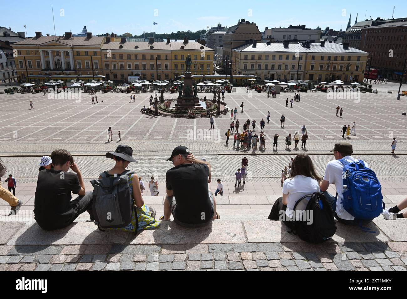 Helsinki, Finnland - 25. Juli 2024: Ein Volk auf dem Senatsplatz (Senaatintori) in Helsinki. Stockfoto