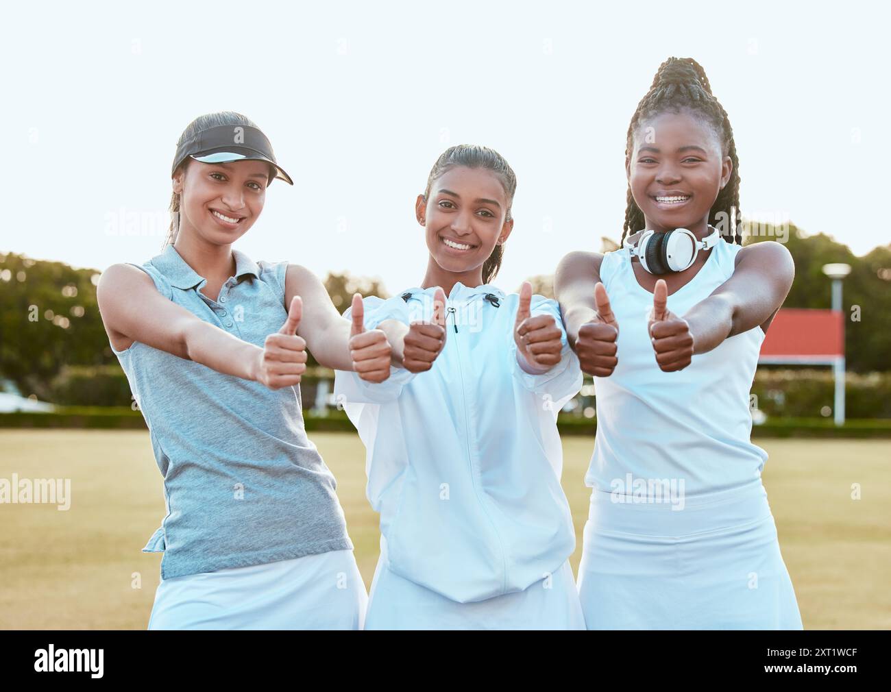 Sport, Porträt und Frauen mit Daumen nach oben im Freien für Spielmotivation, Spielsieg oder Trainingserfolg. Glücklicher Tennisspieler, Gruppe oder ja zum Team Stockfoto