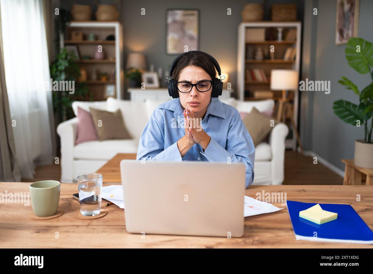 Nachdenkliche junge Geschäftsfrau Look Laptop Bildschirm Arbeit Online Home Office Denken Sie an Problemlösung durchdachte Millennial Business weiblich unmotiviert für Stockfoto