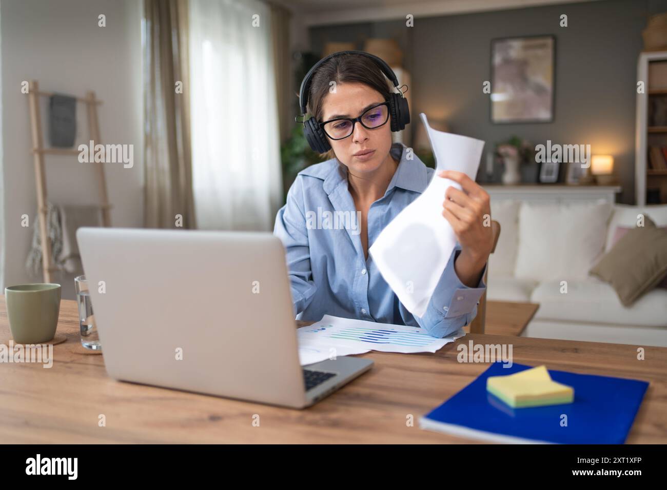 Nachdenkliche junge Geschäftsfrau Look Laptop Bildschirm Arbeit Online Home Office Denken Sie an Problemlösung durchdachte Millennial Business weiblich unmotiviert für Stockfoto