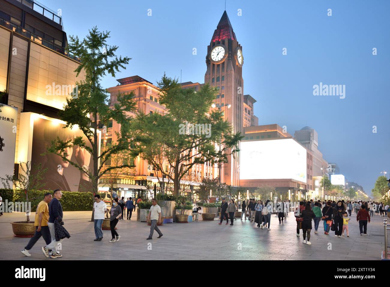 Nächtlicher Blick auf die Fußgängerzone Wangfujing im Bezirk Dongcheng in Peking, Hauptstadt von China am 18. April 2024 Stockfoto