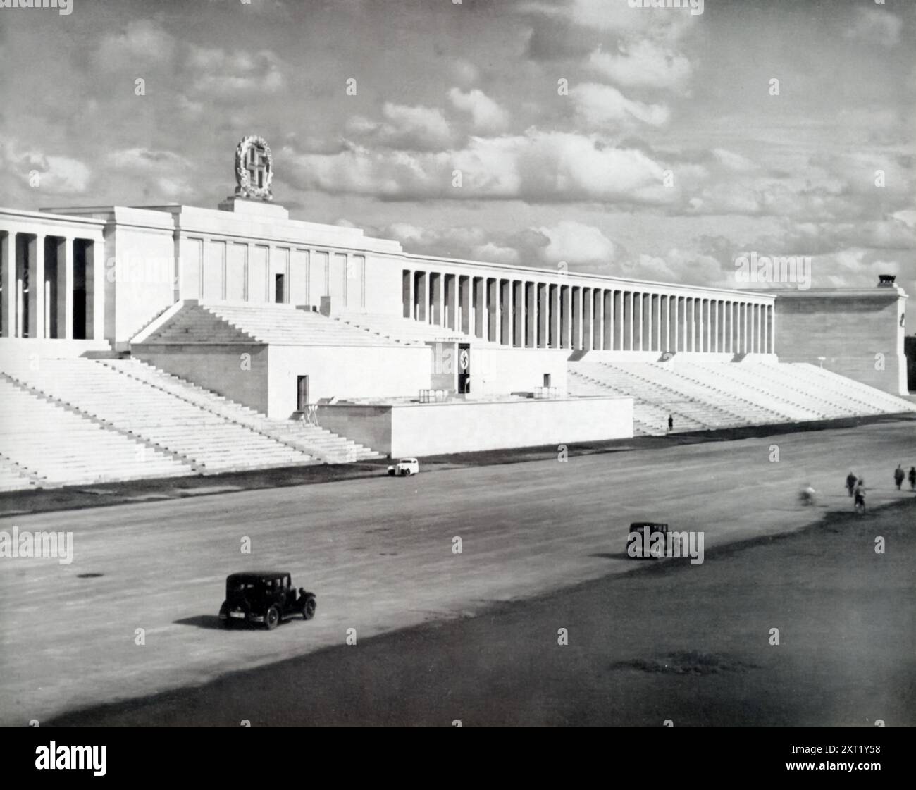 Ein Foto zeigt die Haupttribüne auf dem Zeppelinfeld auf dem Rallye ...
