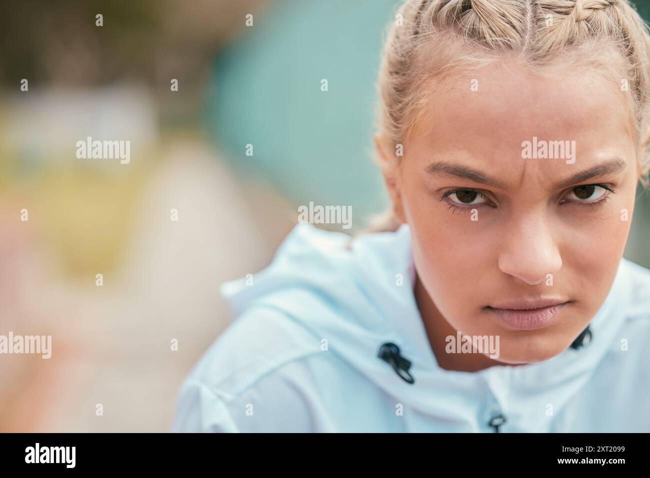 Frau, Porträt und Serious auf dem Tennisplatz für Spiele, Training und Outdoor für Herausforderungen im Sommer. Person, Sport und Gesicht für Bewegung, Workout und Stockfoto