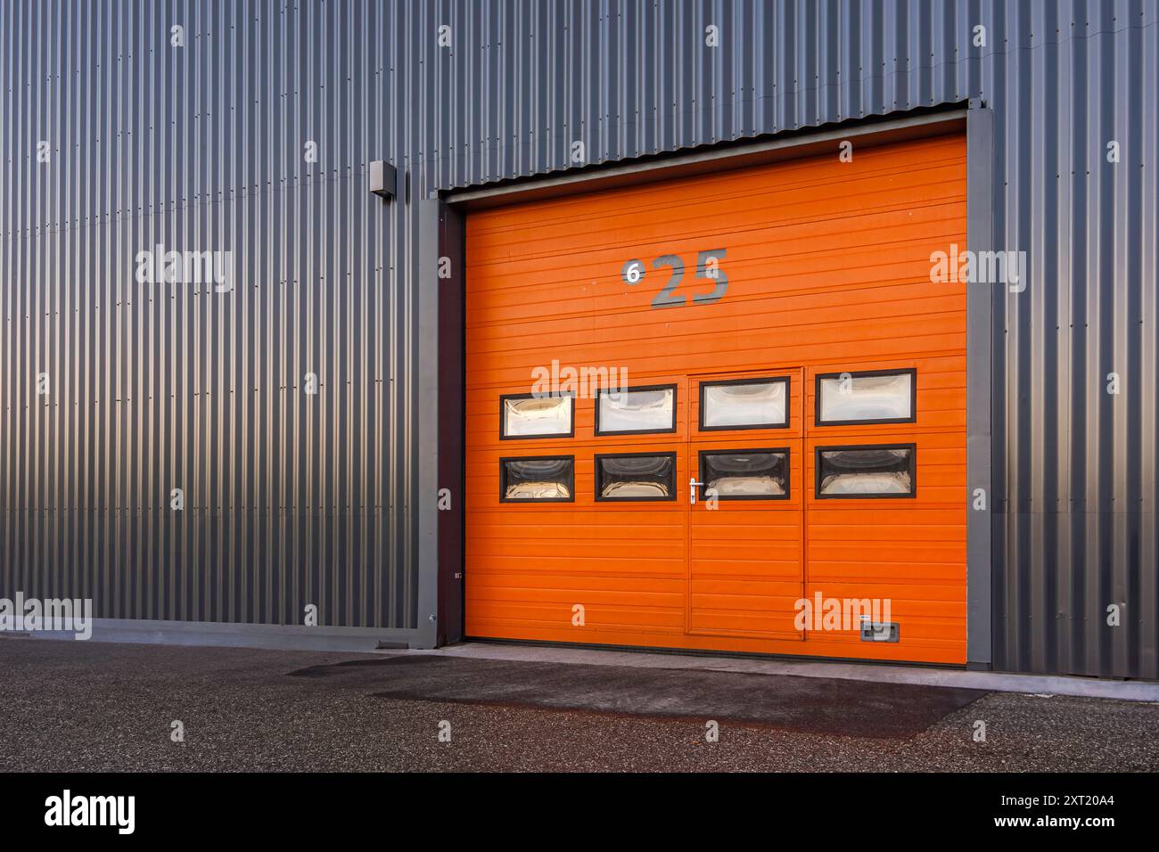 Orange Rollup Aluminiumtür zu einem Verteilerzentrum, Frederikssund, Dänemark, 2. Januar 2018 Stockfoto