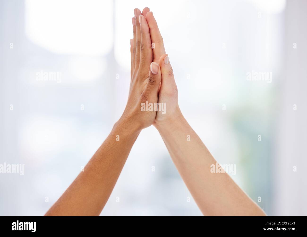 Hands, High Five oder Balletttänzer im Studio für Teamarbeit, Wettbewerbserfolge oder gemeinsame Klassenunterstützung. Nahaufnahme, Leute oder Ballerinas mit Tor Stockfoto