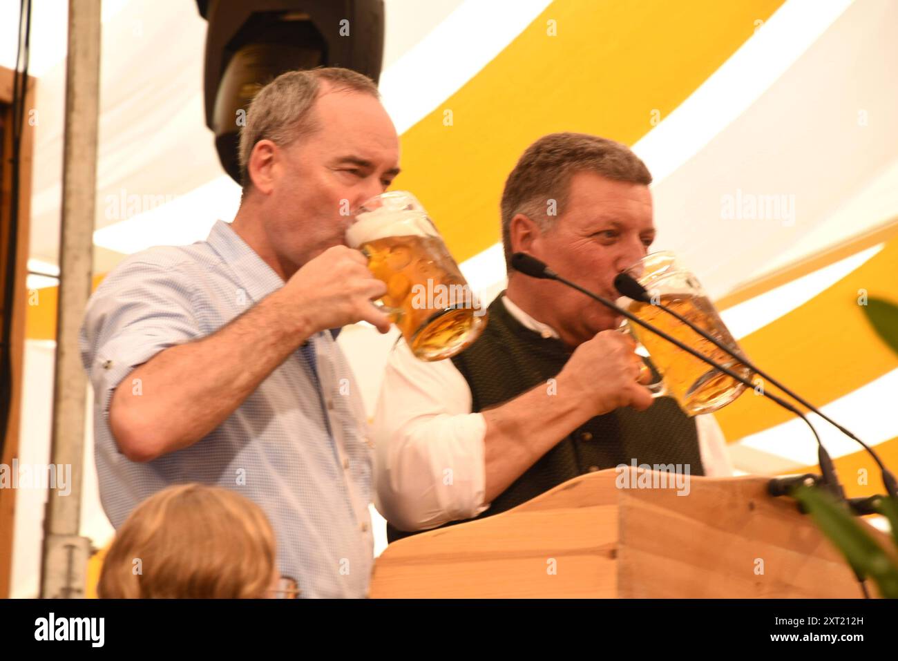 Hubert Aiwanger MDL Christian Bernreiter MDL Straubing 10.08.2024 Straubinger Gaeubodenvolksfest-Eroeffnung im Festzelt Nothaft- Straubing *** Hubert Aiwanger MDL Christian Bernreiter MDL Straubing 10 08 2024 Straubinger Gaeubodenvolksfest Eröffnung im Festzelt Nothaft Straubing Stockfoto