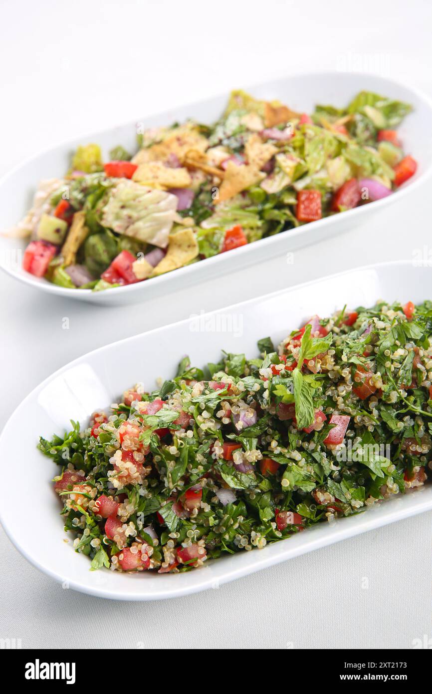 Ein Hauch von traditionellem arabischem Salat Fattoush und Tabbouleh auf weißem Hintergrund Stockfoto