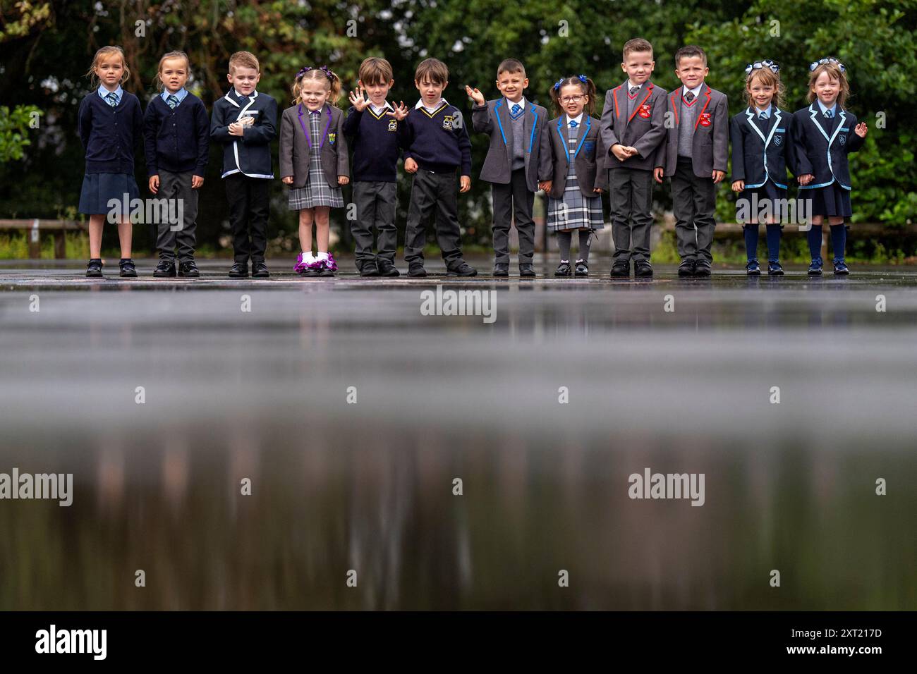 Sechs Zwillingsgruppen (von links nach rechts) Demi Rose und Nicole Anne Campbell-Black, Evie und Lukas McGowan, Benjamin und Myles Jones, Eva-Grace und Greyson McNab, Carter und Greyson Cearns und Ellie Joanne und Hannah Margaret Wilson, alle sollten das neue Schulsemester in der Gegend von Inverclyde beginnen und vor dem ersten Tag in den jeweiligen Schulen für ein Foto in der St Patrick's Primary School in Greenock, Inverclyde posieren. Bilddatum: Dienstag, 13. August 2024. Stockfoto