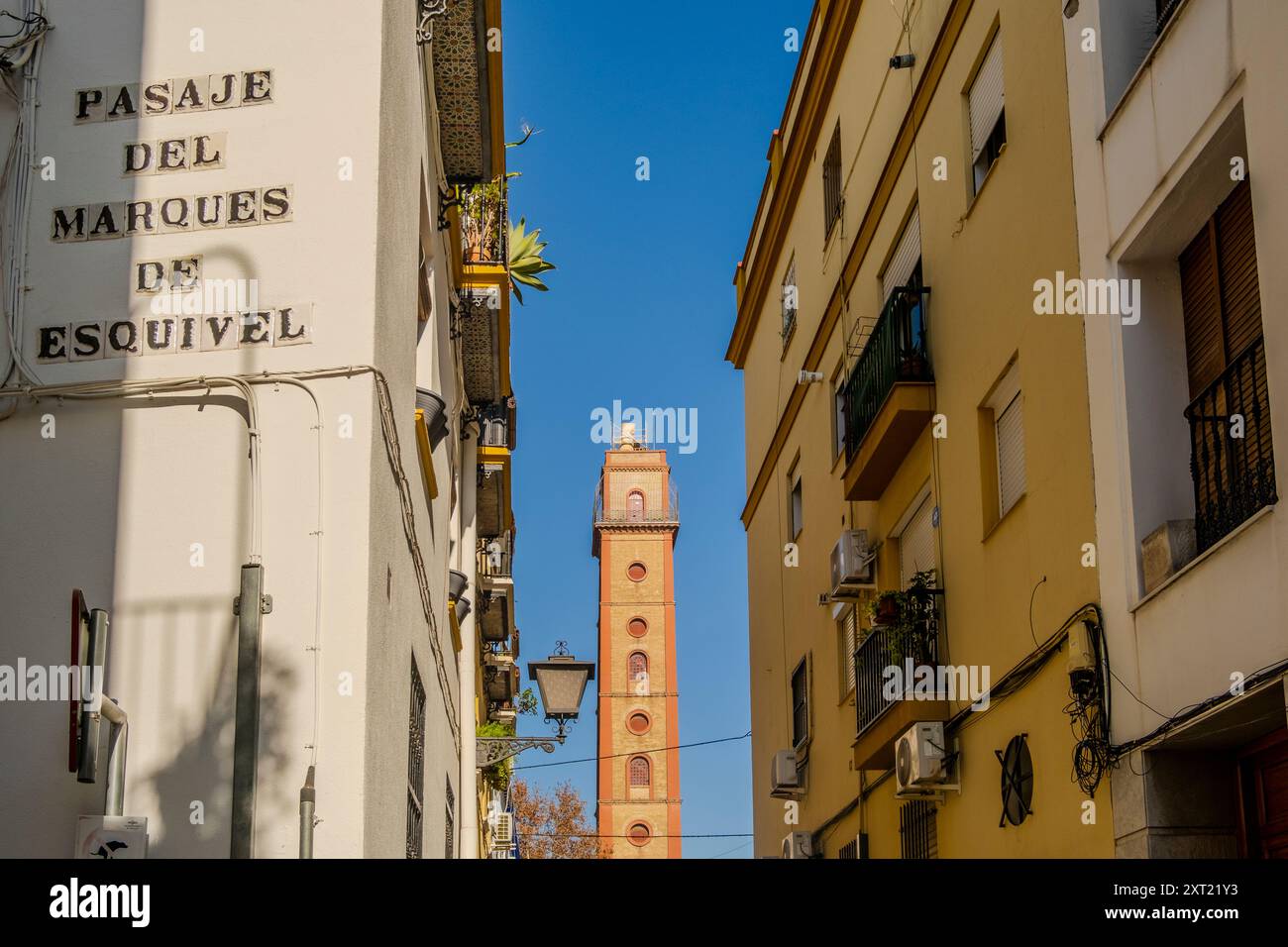 Charmante Straße mit Blick auf den historischen Torre de Los Perdigones oder Fabrica de Perdigones, Sevilla, Andalusien, Spanien Stockfoto