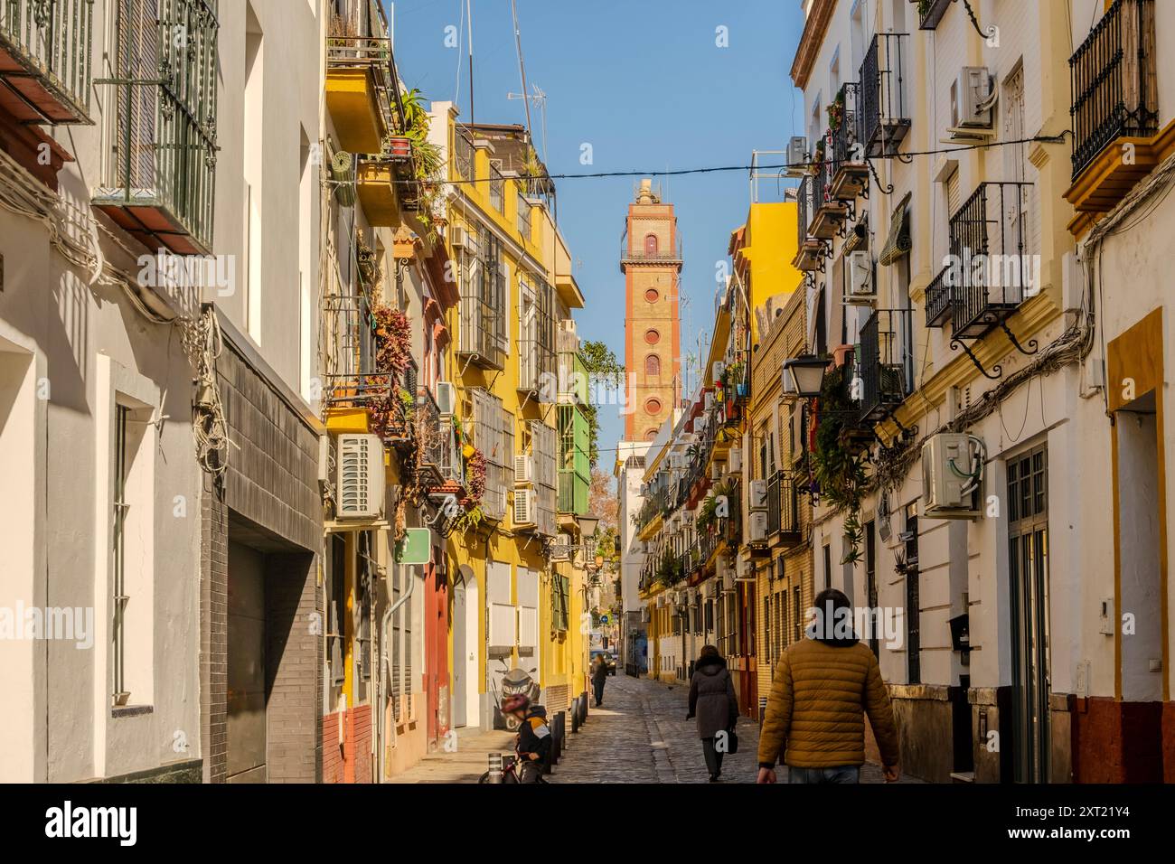 Charmante Straße mit Blick auf den historischen Torre de Los Perdigones oder Fabrica de Perdigones, Sevilla, Andalusien, Spanien Stockfoto