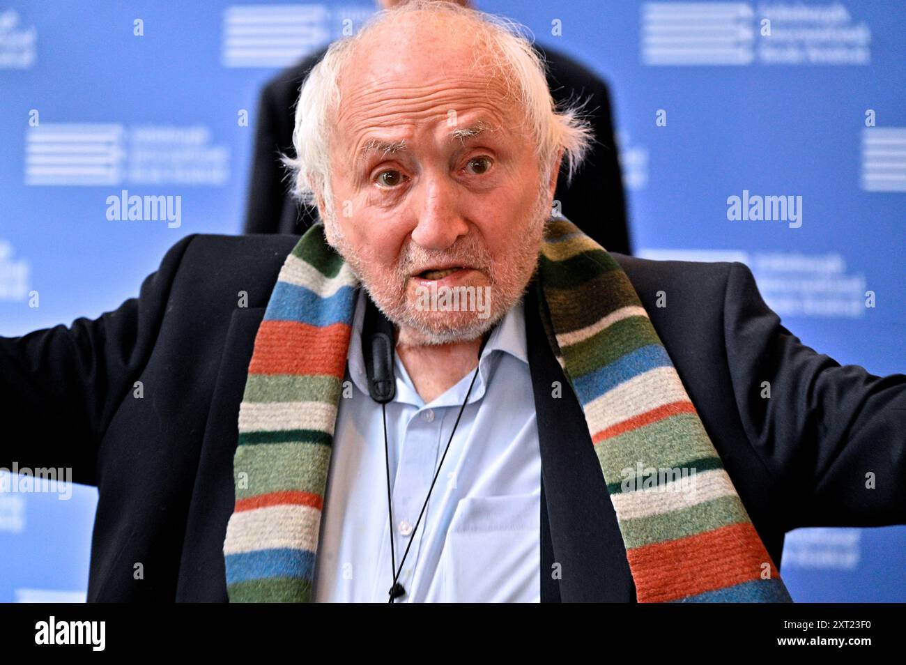 Edinburgh, Schottland, Großbritannien. August 2024. Edinburgh International Book Festival: Richard Demarco, schottischer Künstler und Förderer der darstellenden Künste bei der offiziellen Fotokonferenz. Richard Demarco ist 94 Jahre alt und hat seit seiner Gründung im Jahr 1947 jedes Fringe Festival besucht. Quelle: Craig Brown/Alamy Live News Stockfoto