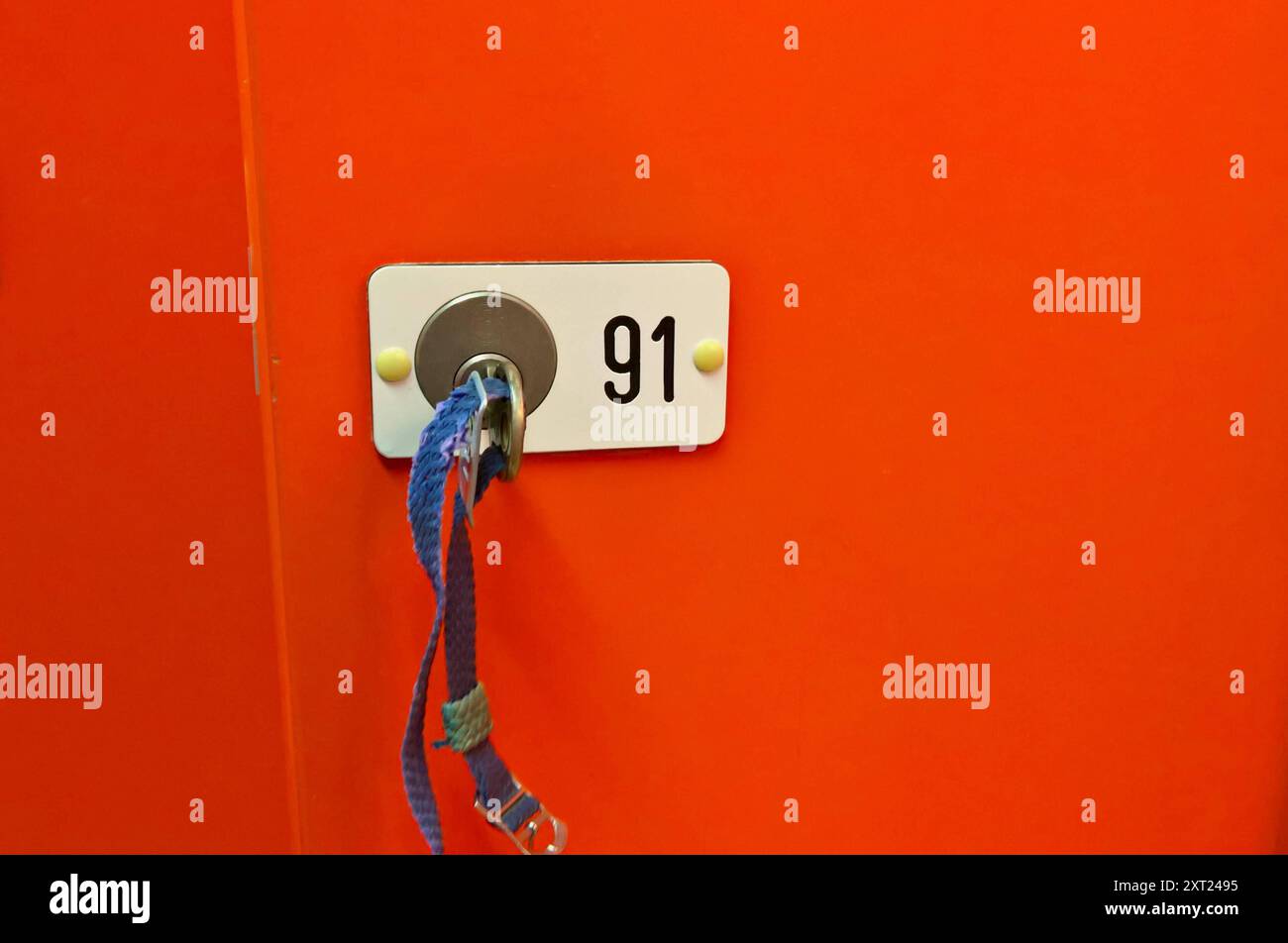 Hallenbad bzw Schwimmbad, Umkleide bzw Umkleidekabine. Absperrbare Umkleiden-Spinde bzw verschliessbare Schränke für persönliche Wertgegenstände *** Innenpool oder Schwimmbad, Umkleide oder Umkleidekabine verschließbare Umkleidekabinen Schließfächer oder abschließbare Schränke für persönliche Wertsachen Stockfoto