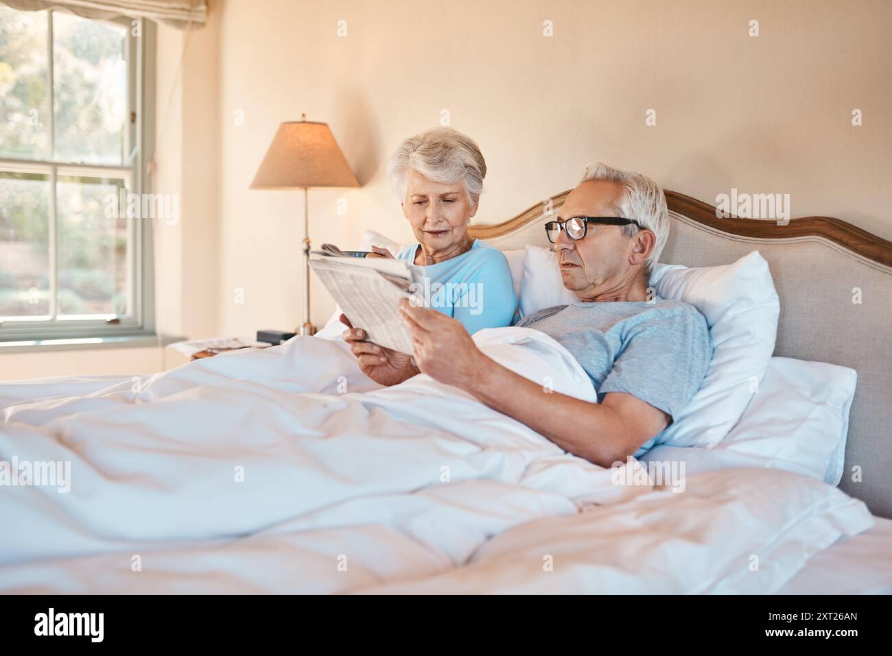 Senioren, Paare und Entspannen mit Zeitung im Schlafzimmer für tägliche Nachrichten, artikel und Informationen über die lokale Gemeinde am Morgen. Alter Mann, Frau und Heim mit Stockfoto Senioren, Paare und Entspannen mit Zeitung im Schlafzimmer für tägliche Nachrichten, artikel und Informationen über die lokale Gemeinde am Morgen. Alter Mann, Frau und Heim mit Stockfoto