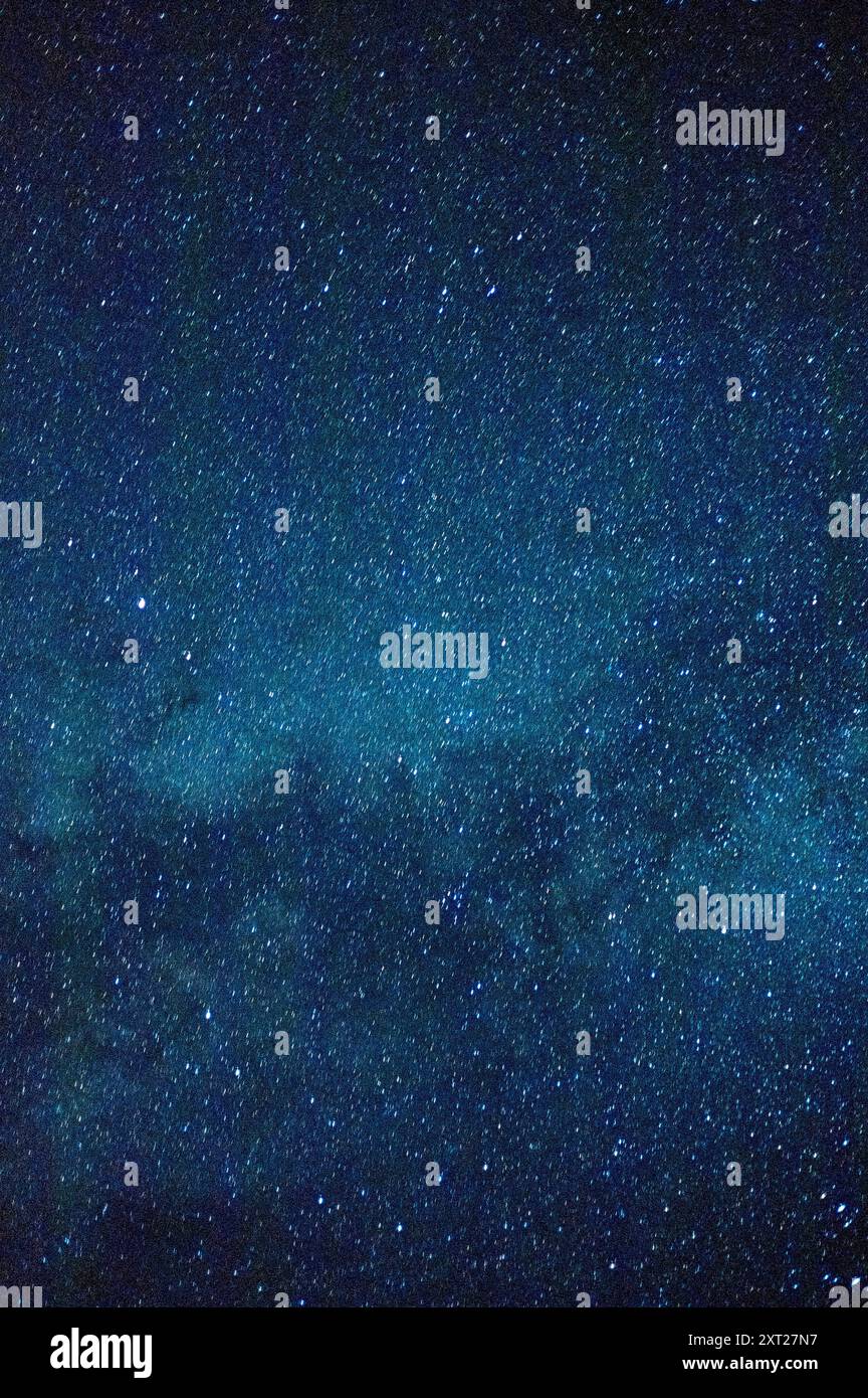 Der Sternenhimmel glitzert mit unzähligen Sternen und kosmischem Staub. Bola02782 Copyright: XConnectxImagesx DATENSATZDATUM NICHT ANGEGEBEN Stockfoto