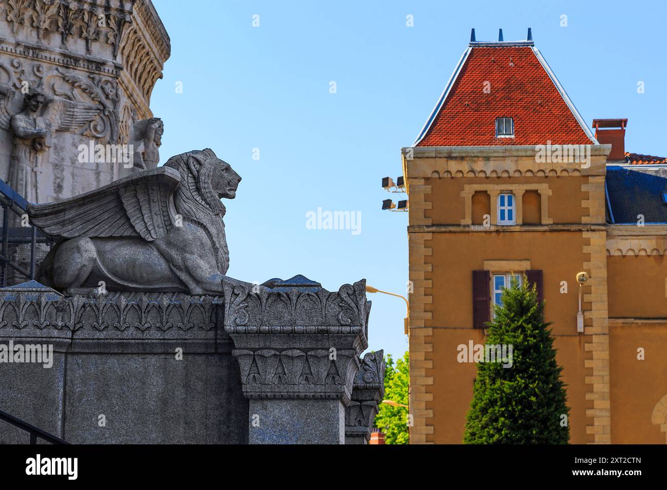 LYON. FRANKREICH - 24. MAI 2015: Dies ist ein geflügelter Löwe am Eingang zur Krypta der Basilika Notre-Dame de Fourviere. Stockfoto