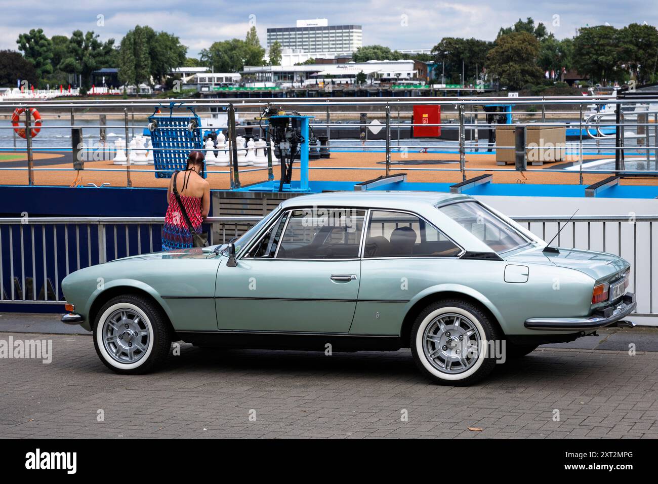 Ein Peugeot 504 Pininfarina Coupé parkt am Rheinufer in Köln. ein Peugeot 504 Pininfarina Coupé steht am Rheinufer, Koe Stockfoto