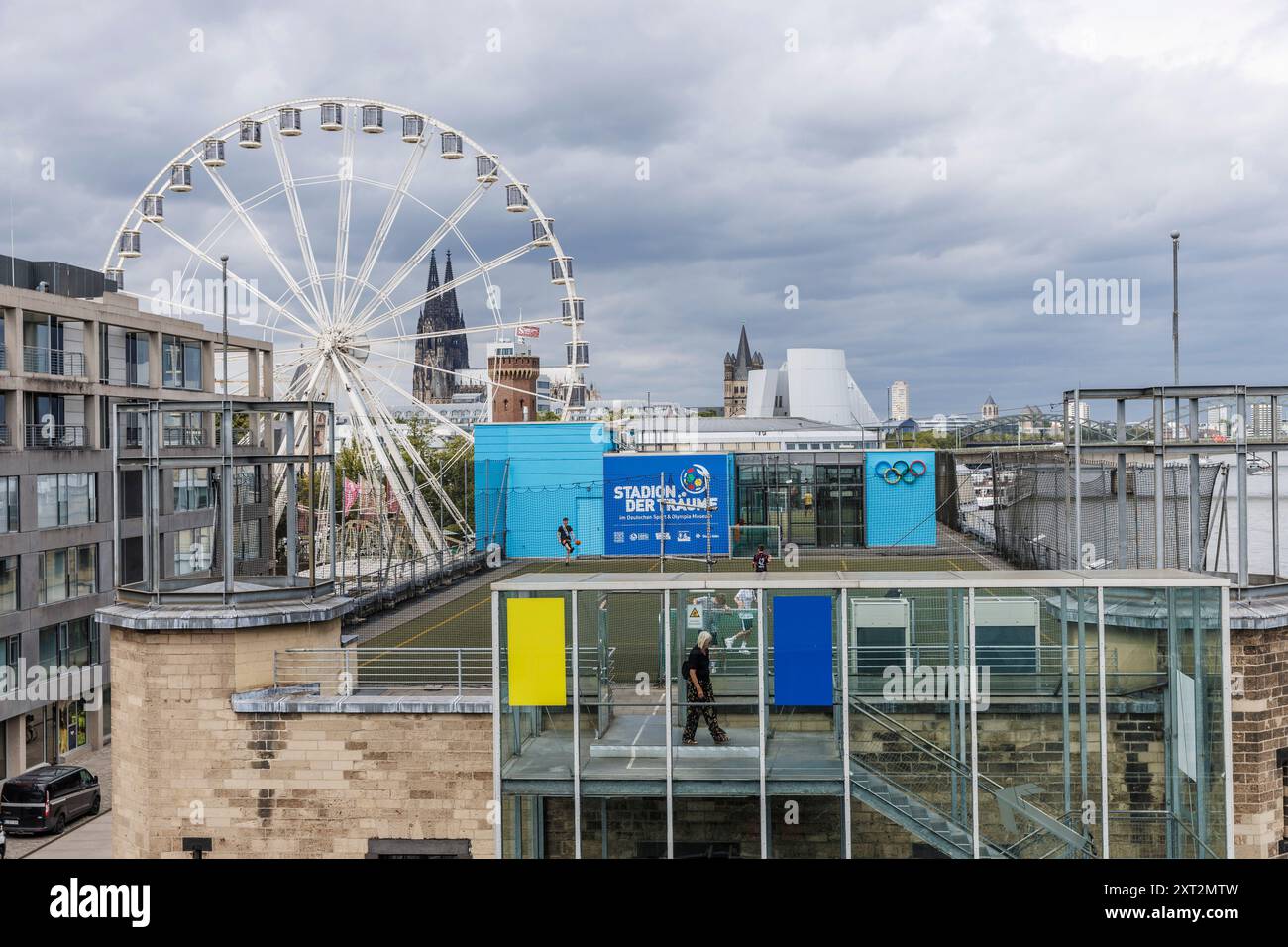 riesenrad im Rheinauer Hafen, im Vordergrund das Deutsche Sport- und Olympische Museum, im Hintergrund der Dom, Köln. Riesen Stockfoto