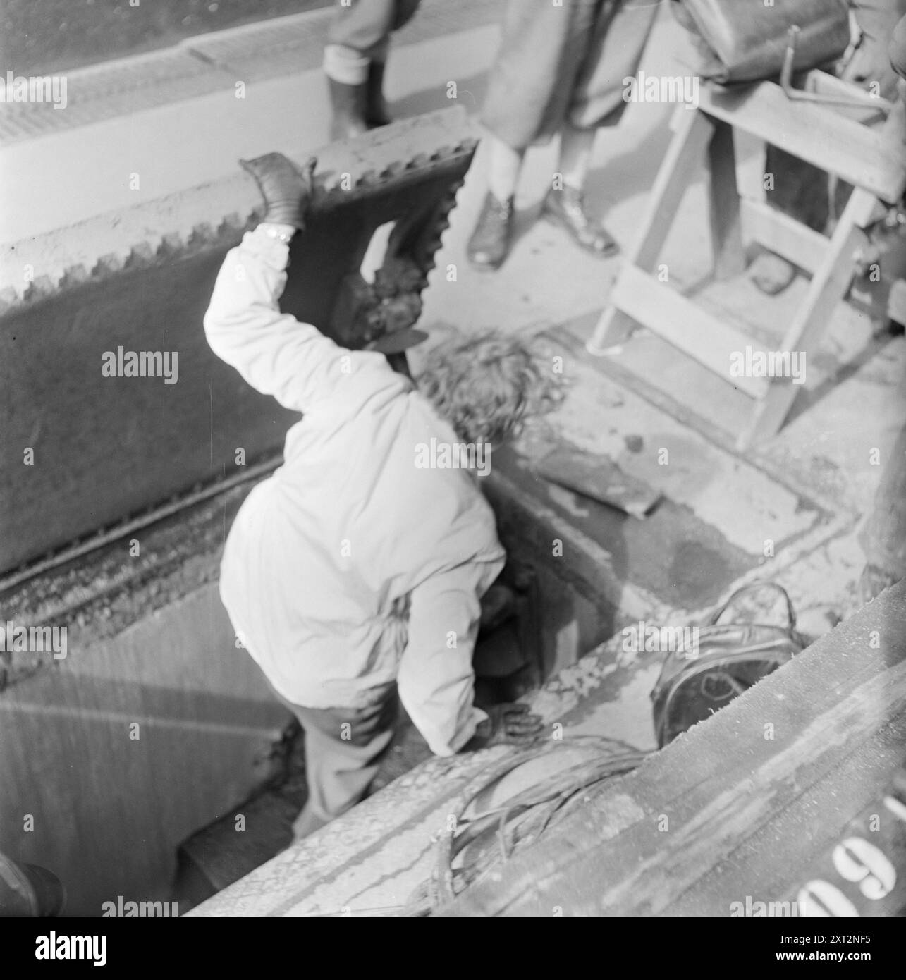 Aktuell 11-1951: Wandern unter den Straßen. In Oslos Abwassersystem. Edith Carlmar während der Dreharbeiten über Oslos Wasser- und Abwassersystem von Oslo Kinomatografer. Foto: Arne Kjus / aktuell / NTB ***Foto ist nicht bildverarbeitet*** dieser Bildtext wird automatisch übersetzt dieser Bildtext wird automatisch übersetzt Stockfoto