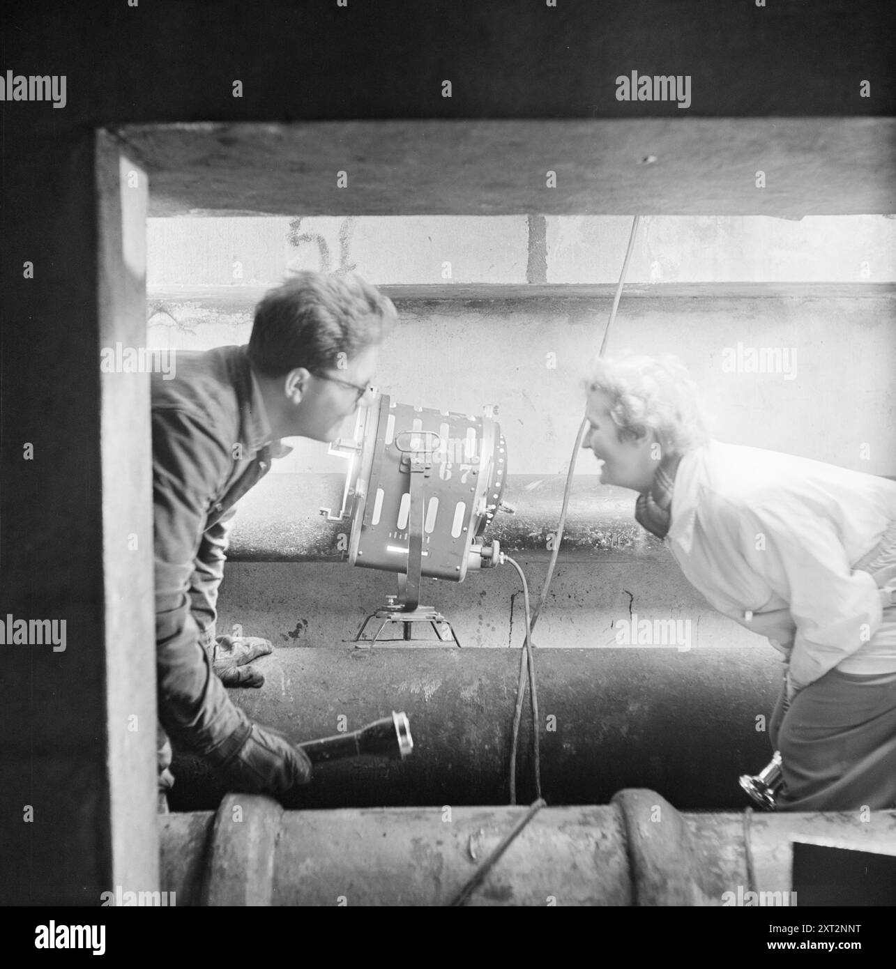 Aktuell 11-1951: Wandern unter den Straßen. In Oslos Abwassersystem. Edith Carlmar während der Dreharbeiten über Oslos Wasser- und Abwassersystem von Oslo Kinomatografer. Foto: Arne Kjus / aktuell / NTB ***Foto ist nicht bildverarbeitet*** dieser Bildtext wird automatisch übersetzt dieser Bildtext wird automatisch übersetzt Stockfoto