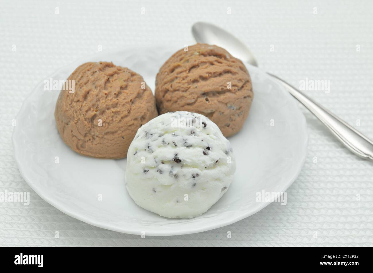 Eis auf einem weißen Teller, Nahaufnahme, isoliert auf weißem Hintergrund Stockfoto