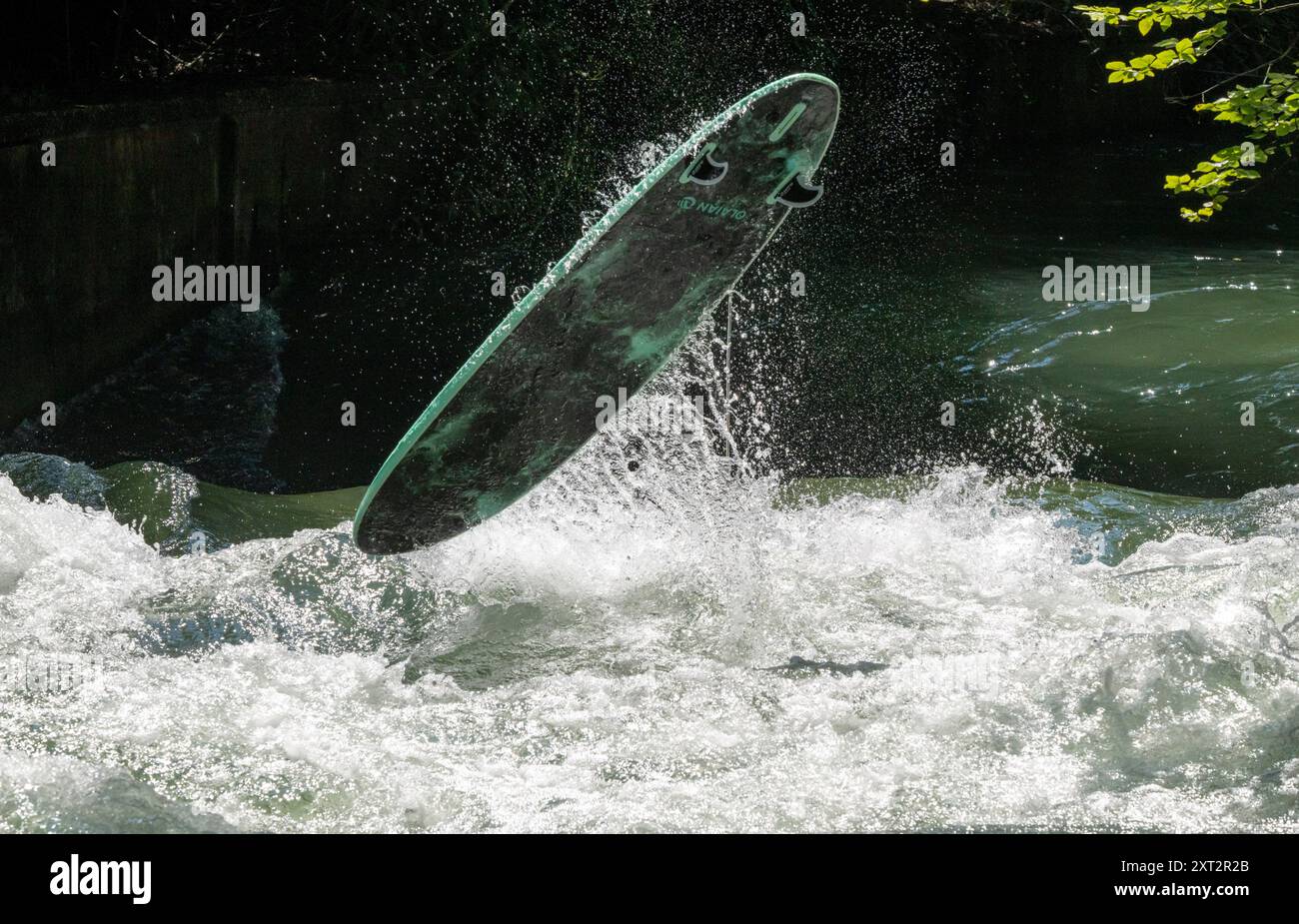 München, Deutschland. August 2024. Surfer erfrischen sich im Eisbach im Englischen Garten. Quelle: Peter Kneffel/dpa/Alamy Live News Stockfoto