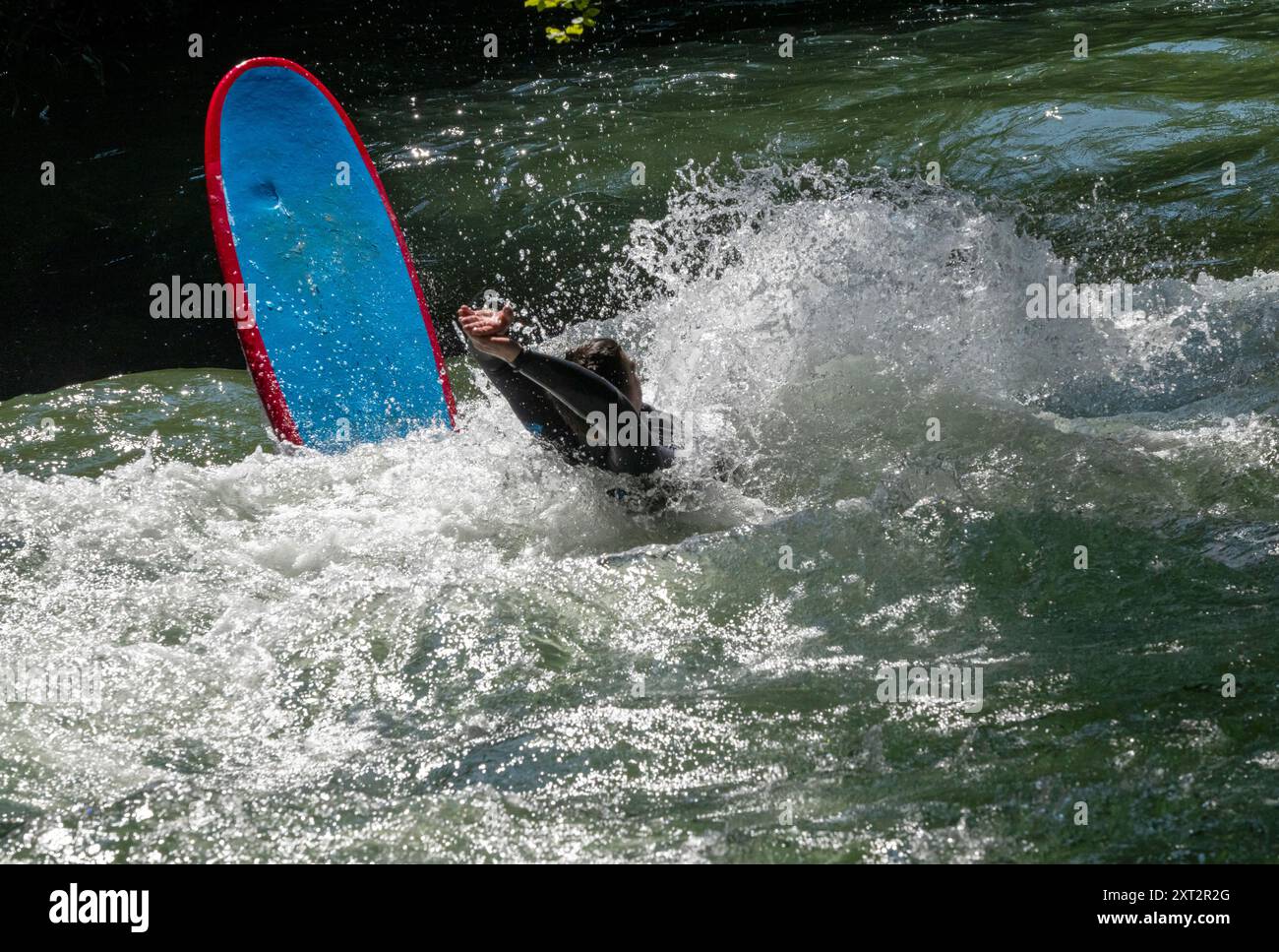 München, Deutschland. August 2024. Surfer erfrischen sich im Eisbach im Englischen Garten. Quelle: Peter Kneffel/dpa/Alamy Live News Stockfoto