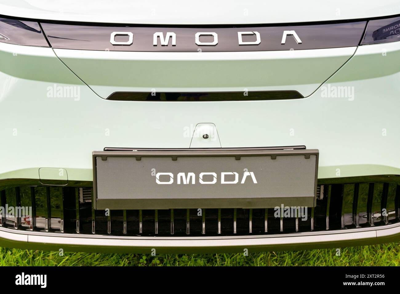 Cowbridge, Vale of Glamorgan, Wales, Vereinigtes Königreich - 7. August 2024: Nahaufnahme der Vorderseite eines Omoda-Autos, das von der chinesischen Firma Chery hergestellt wird. Stockfoto