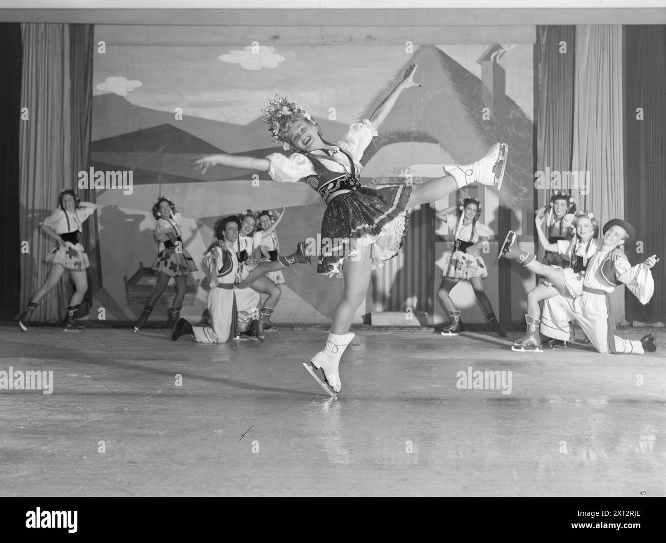 Aktuell 12-1950: Eisshow in der Sommersonne. Max Lefkos Eisshow ist auf Tour in Norwegen. Melita Brunner im ungarischen Tanz. Foto: Sverre A. Børretzen / aktuell / NTB ***das Foto ist nicht bearbeitetes Bild*** dieser Bildtext wird automatisch übersetzt dieser Bildtext wird automatisch übersetzt Stockfoto