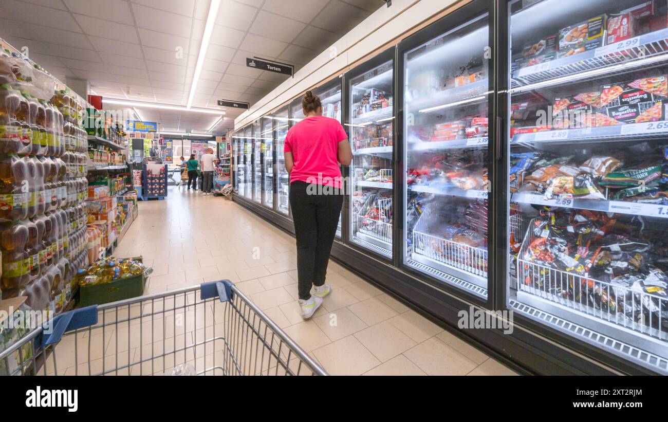 Hamburg, Deutschland. August 2024. Ein Kunde kauft in einem LIDL-Supermarkt ein. Quelle: Markus Scholz/dpa/Alamy Live News Stockfoto