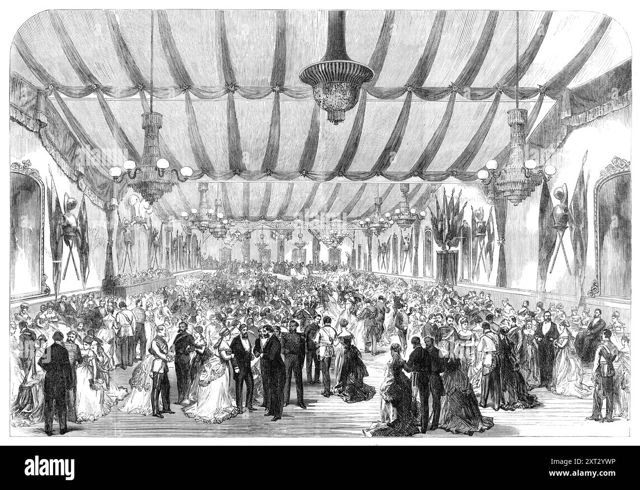 Der Ball der Hon. Artillery Company wurde 1870 dem Prinzen und Prinzessin von Wales gegeben. "Der Ball... war eine großartige Unterhaltung... das Waffenhaus der Kaserne der Kompanie, in der City-Road, Finsbury, [London], wurde für diesen festlichen Anlass dekoriert... die Albert Drill-Hall wurde als Ballsaal eingerichtet. Der Boden war mit einer neuen Leinendroge bedeckt, die mit rotem Teppich umrandet war. Ein Band scharlachrote Tücher, 1,80 m Breit, war an den Wänden...[die] fast mit Dekorationen der einen oder anderen Art bedeckt waren. Pier-Brillen, Spiegel, Statuen und Trophäen von Fahnen und alten Waffen ohne Ende waren Tastef Stockfoto