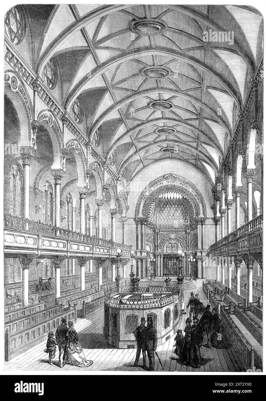 Die Central Jewish Synagoge, Great Portland-Street, [London], 1870. "Das Design ist maurisch... die Blöcke des massiven Hufeisenbogens... sind mit Reliefverzierungen versehen; und der Schlussstein trägt auf Hebräisch die folgende Inschrift aus dem Gebet des Königs Salomo bei der Einweihung des Tempels: "dein Volk soll beten und flehen zu dir in diesem Haus." die hohe Proportionierung bezwingt Ehrfurcht... auf beiden Seiten erheben sich die Bänke hintereinander, so dass die Gemeinde dem Langhaus gegenübersteht, in dem sich auf halbem Weg von den beiden Enden der &Quo befindet Stockfoto